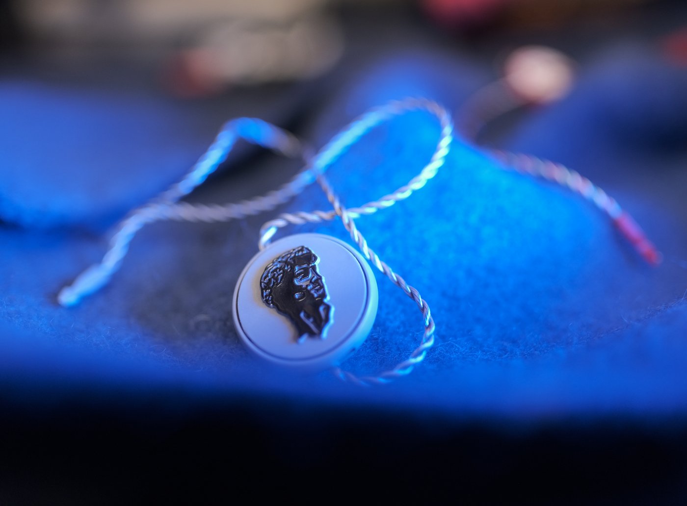 Mainetti button tag with cord